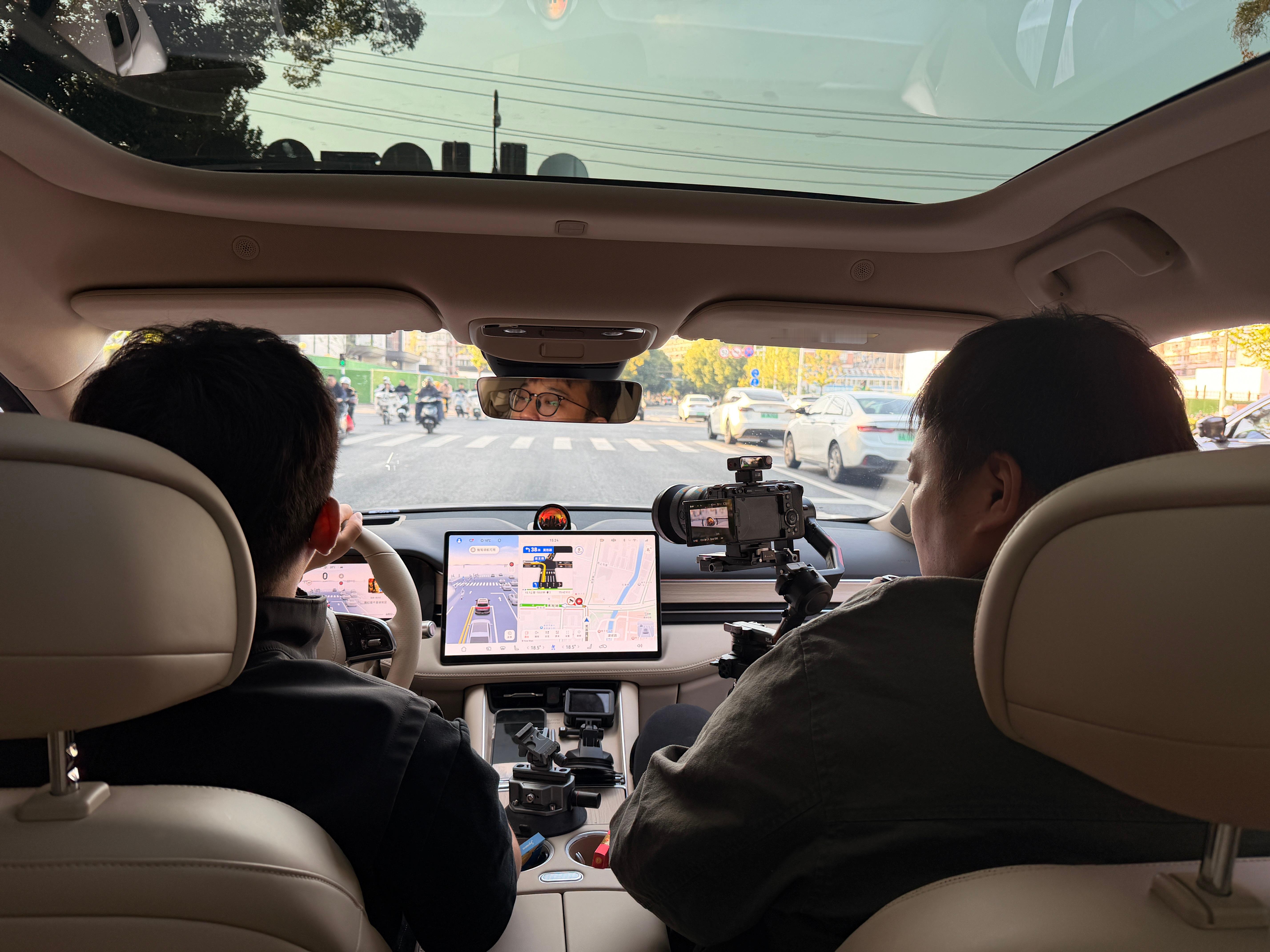 弟弟说：跟大晨待一起久了，看他怪可爱的呢！我坐在后面，觉得奇奇怪怪