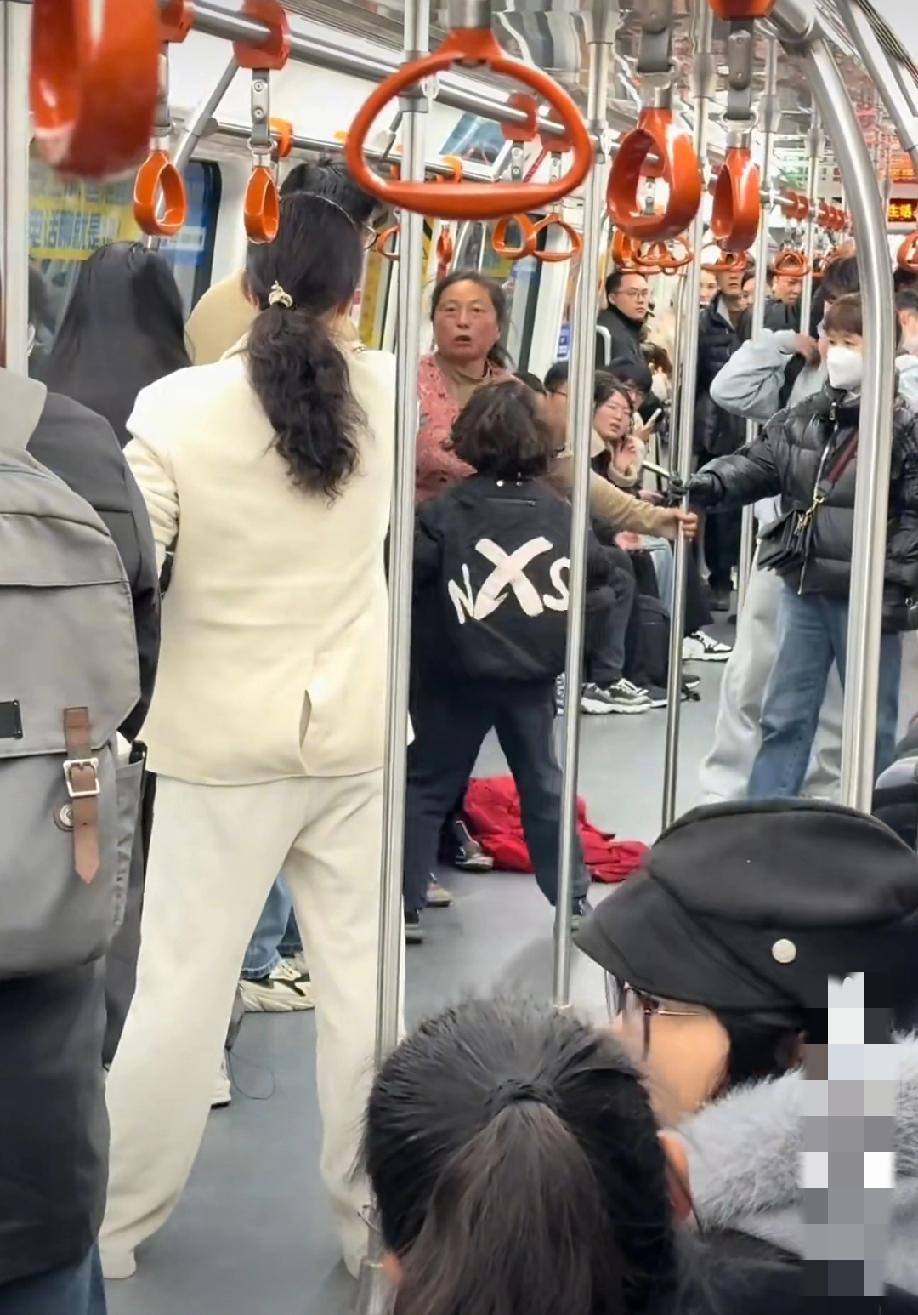 12月6日，杭州一地铁上，两女子从开始对骂到扭打在一起，旁边一小孩则是阻挡在两人