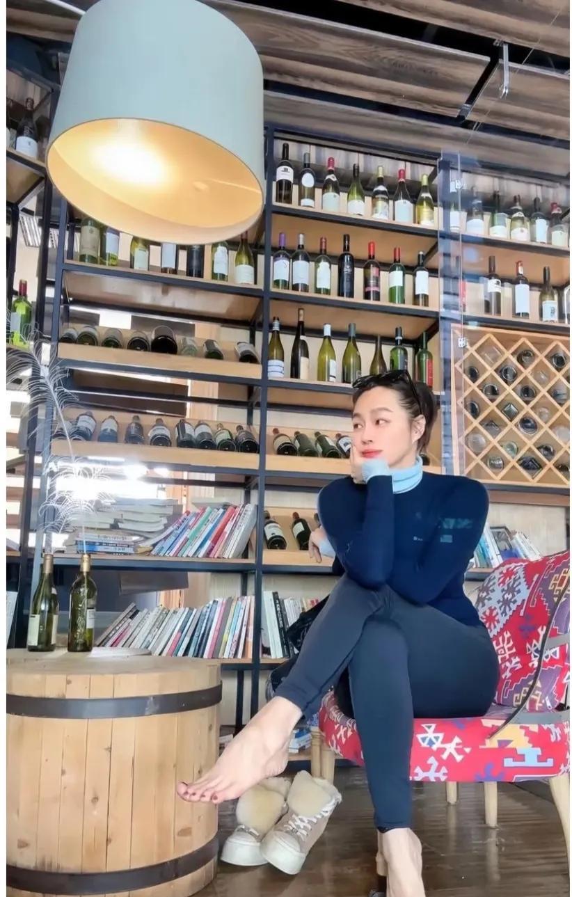 倪妮，人美就算了，脚丫子都那么有型。