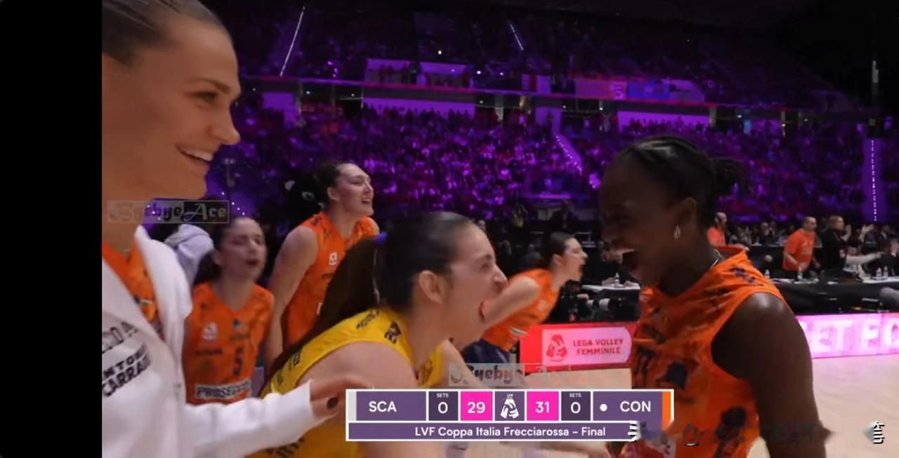 朱婷首局11扣5中1拦，关键时刻显定海神针[赞]瞧，朱婷的队员笑啊，喊啊，鼓掌