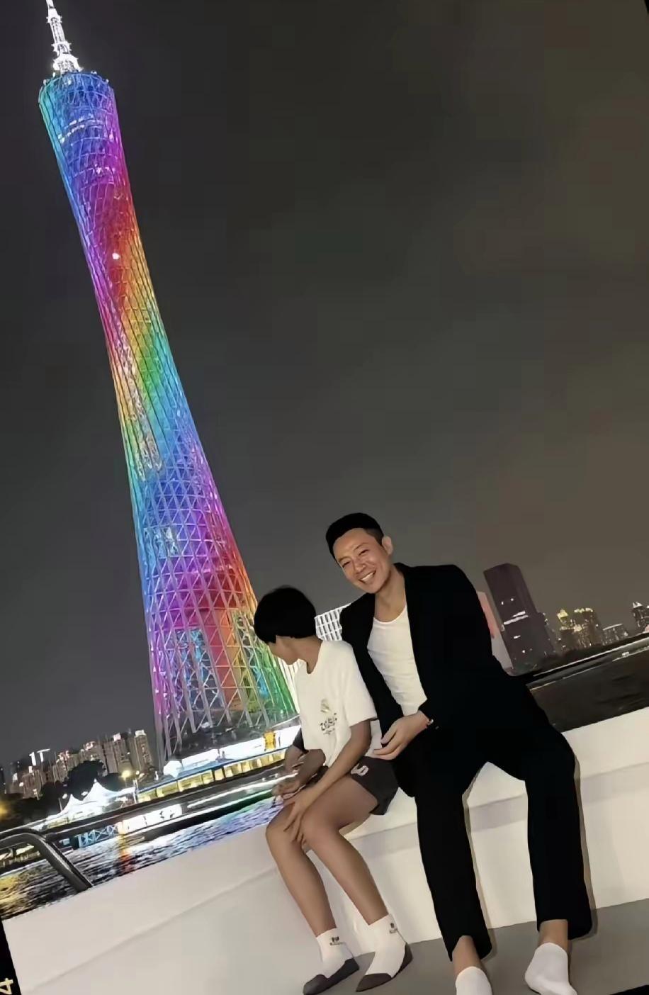 8月16日，汪小菲晒与大儿子箖箖的温馨画面，属于父子俩的快乐时光。汪小菲带着