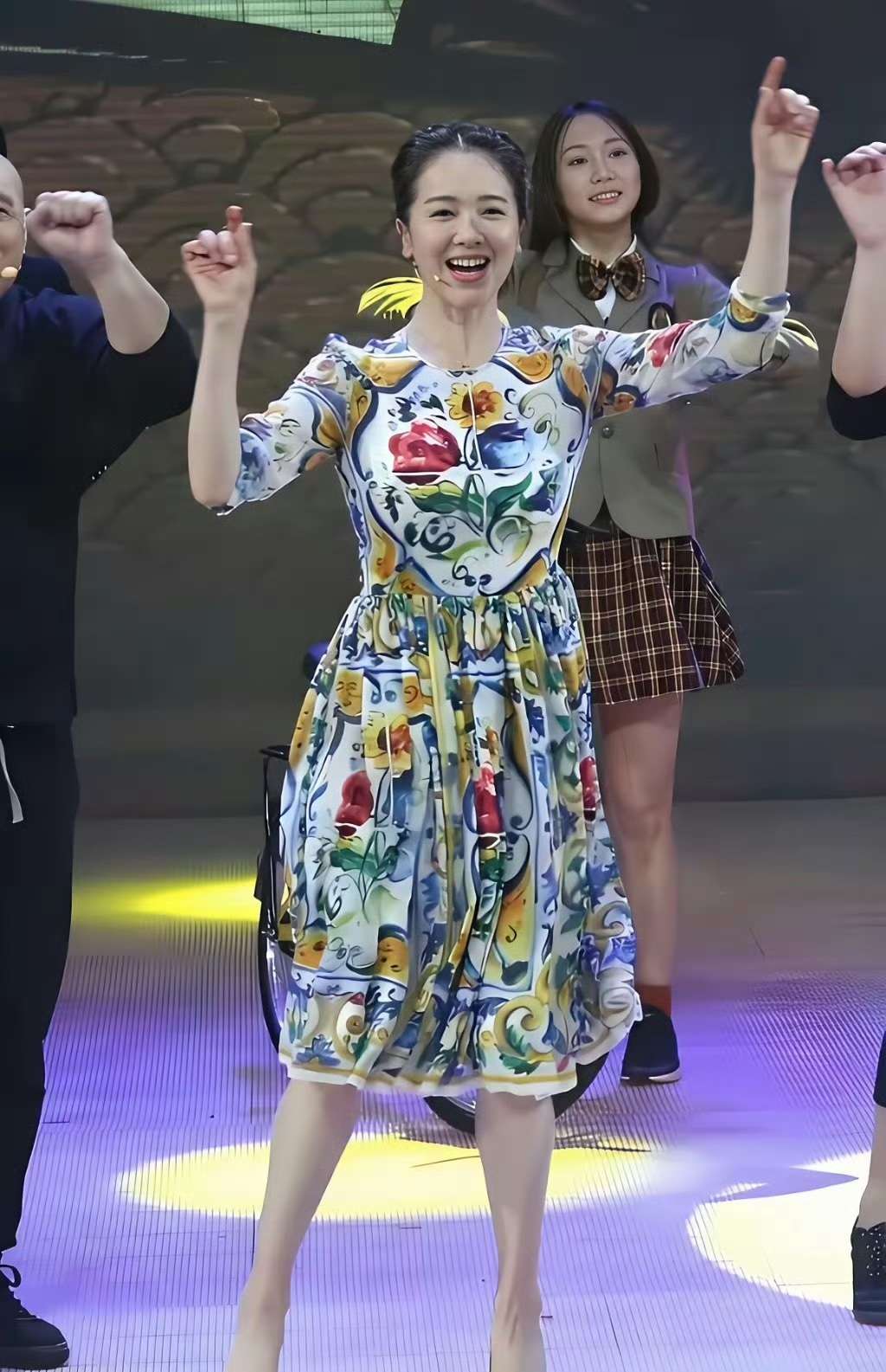 左小青，167cm，不是一般的美，应该是全中国男人眼中的最佳妻选