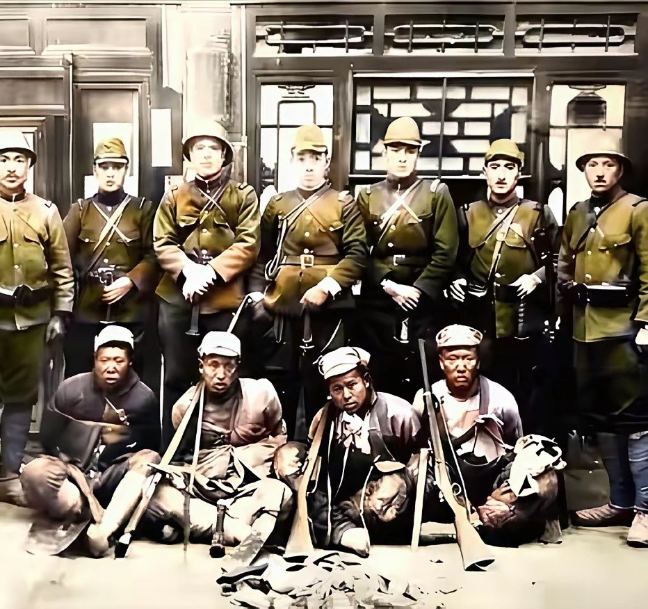 1937年太原沧陷后，凶残的7名日寇正洋洋得意的拍照显示其“侵略成果”，四名中国