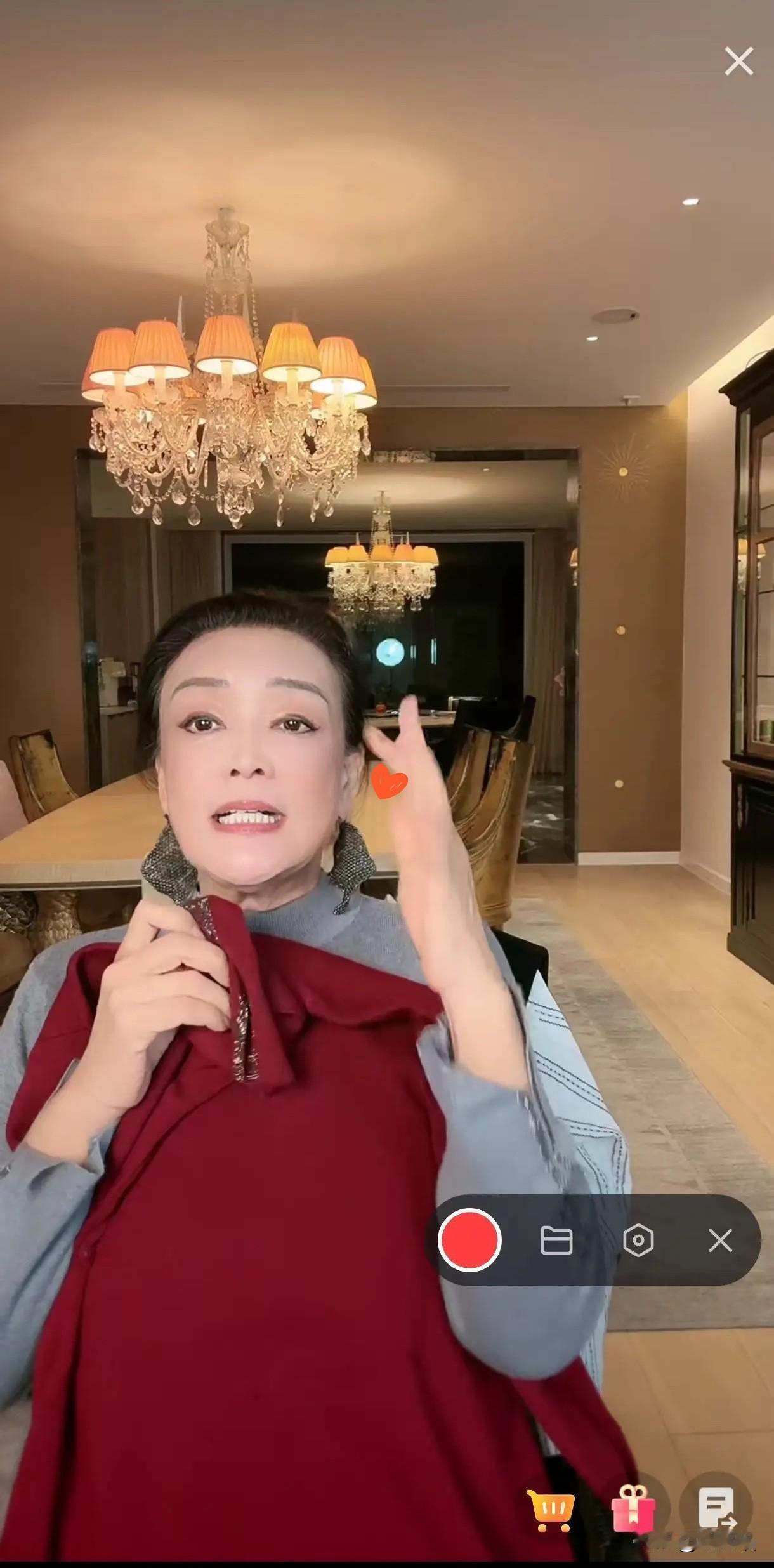 65岁张兰直播自曝要添丁，一句“挣奶粉钱”戳中多少人！网友刷屏恭喜儿