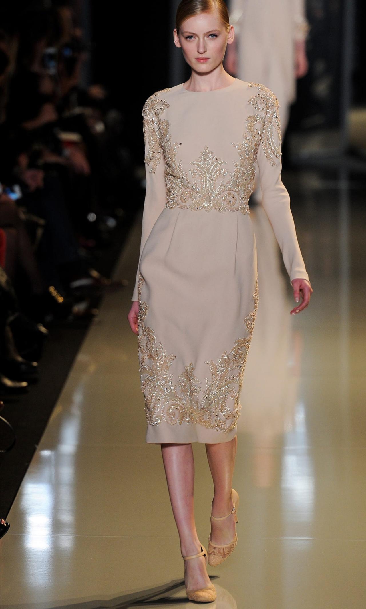 ElieSaab2013春夏高定系列的色彩像晨昏时分的天光流转，自有一套温柔
