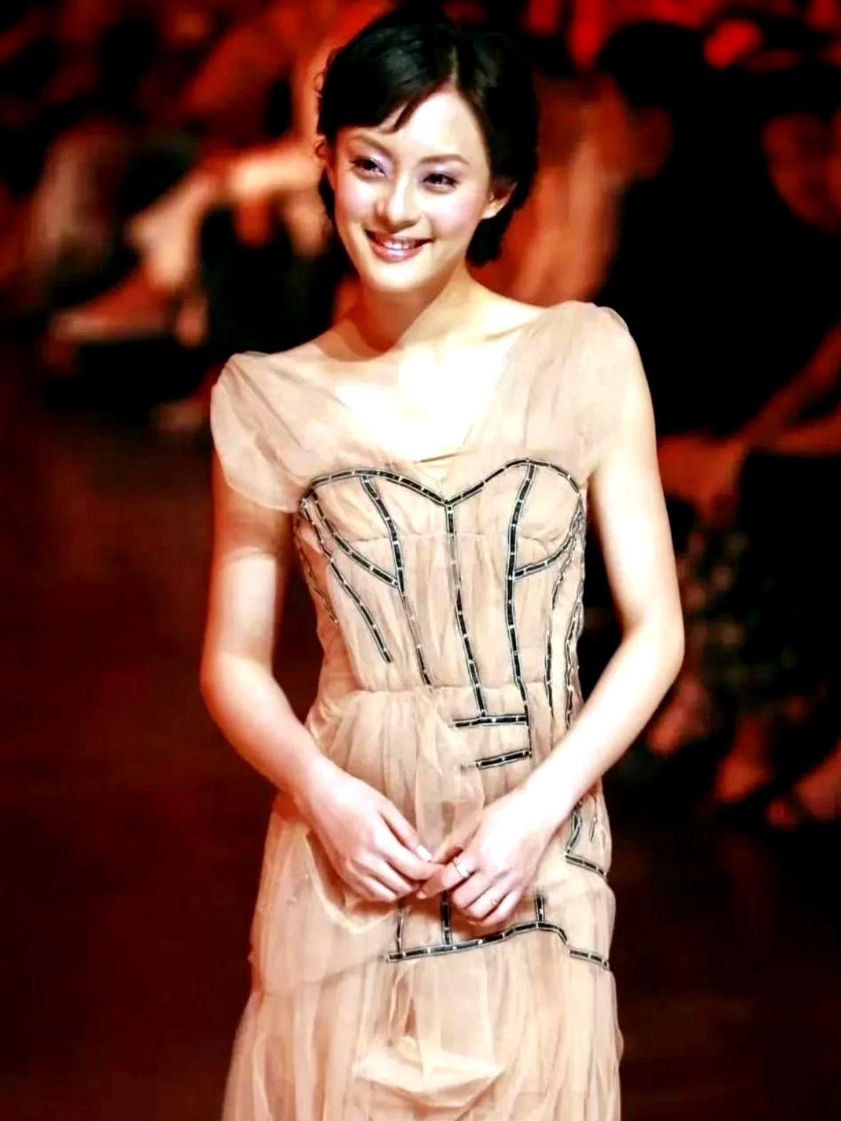 43岁孙俪突然回春照片一出，全网刷屏。脸不肿，眼不凹，连那颗疤痣都没了，像