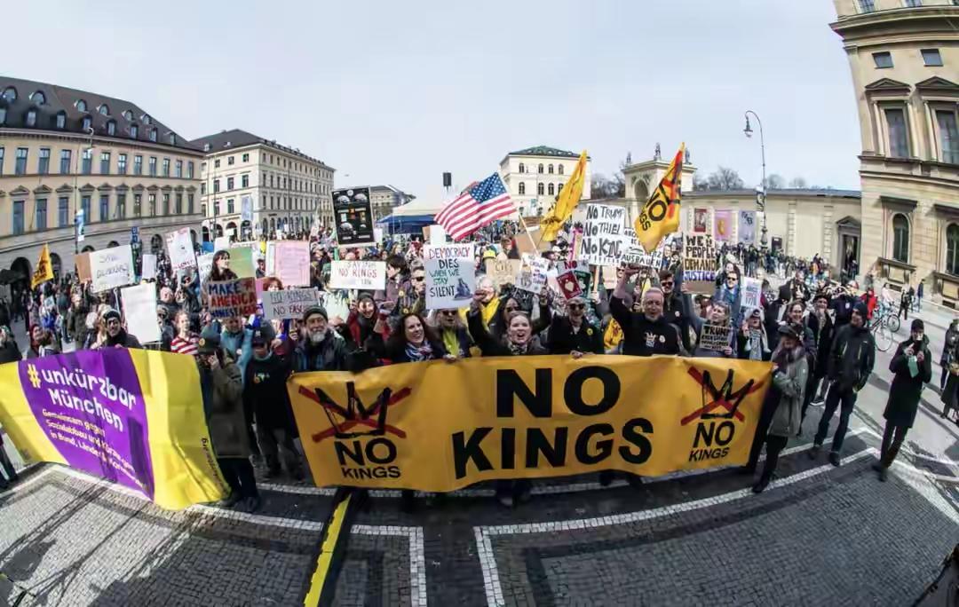 周末这出大戏够劲爆——“不要国王”的口号从华盛顿喊到罗马，全美50个州、超900