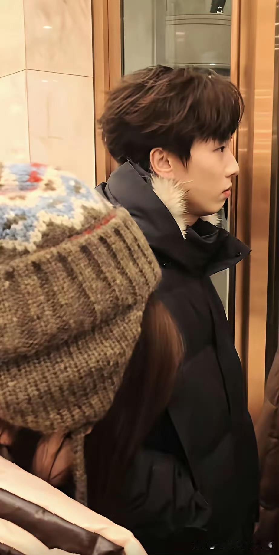 林高远现身中央跨年晚会录制现场，瞬间成为焦点。赛场之外的他身着黑色外套，利落的造