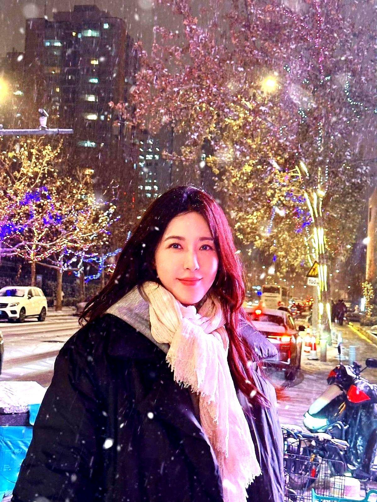 曾黎这种“拎不清”，放现在反倒是清流了。现在的娱乐圈，流量就是一切。大家都在