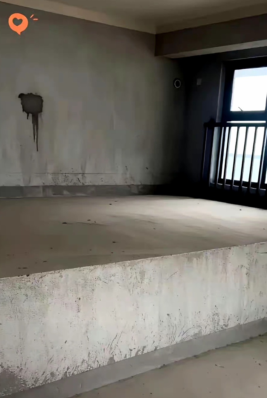 这是客厅部分赠送的面积，但是加高的，该怎么利用起来好？​