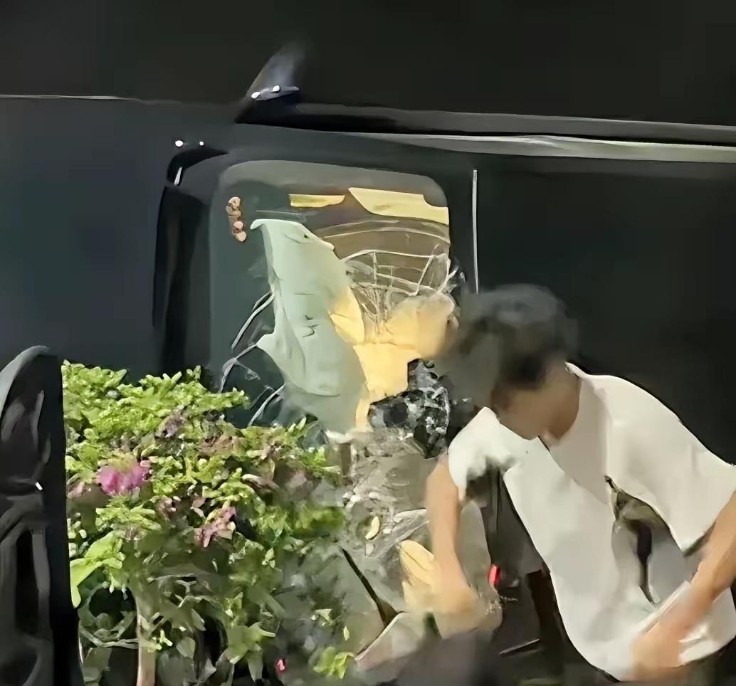 近日，广东汕头街头的一幕，让无数网友破防了。7月7日凌晨三点，18岁小伙小楚