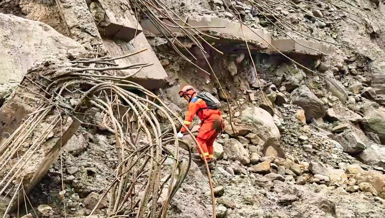 都过了黄金72小时了，那几根还死死撑着的钢筋水泥下面，到底还有没有人在咬牙硬挺？