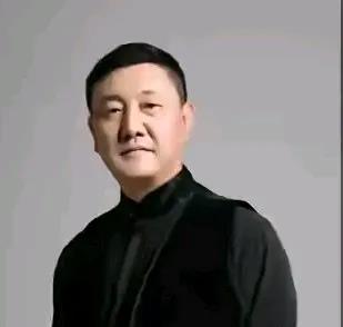 57岁韩磊，眼袋能夹硬币，还招小姑娘？不是他帅，是钱包在发光。2