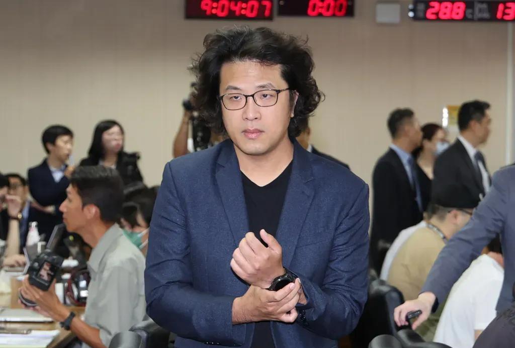 沈伯洋够狠的！连自己的母亲死了都要搞成一种政治操作，竟然在灵堂外贴著“婉辞国民党