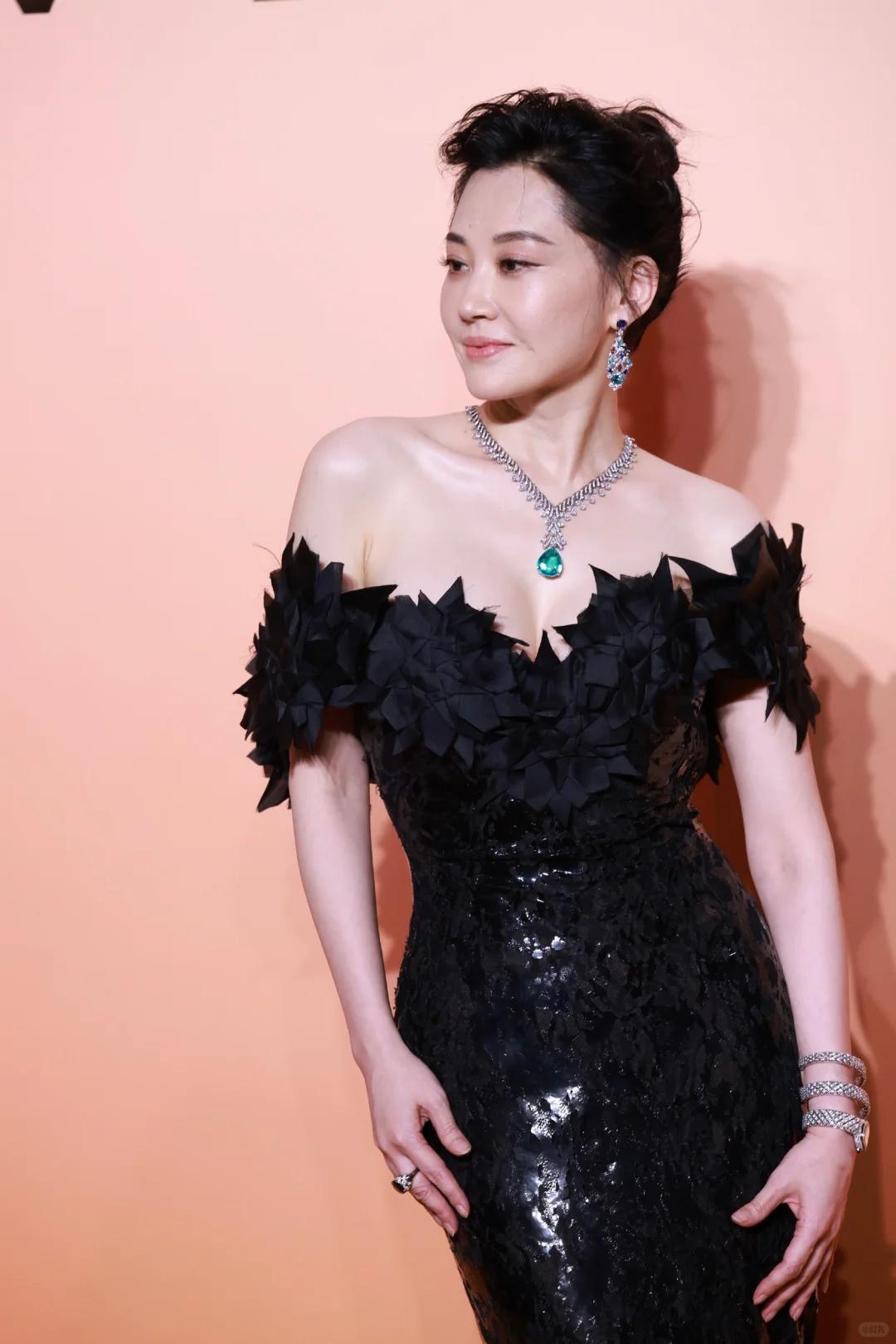 很多人偏爱许晴，源于她独一份的松弛生命力。她自带温婉又灵动的气质，眉眼带着少女感