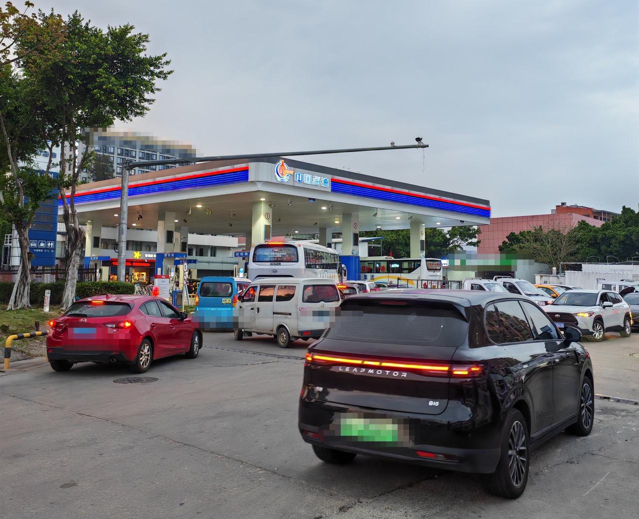 油车：听说23号要涨价？电车：嗯，你们又要排队了吧[呲牙笑]油车：排一会儿而