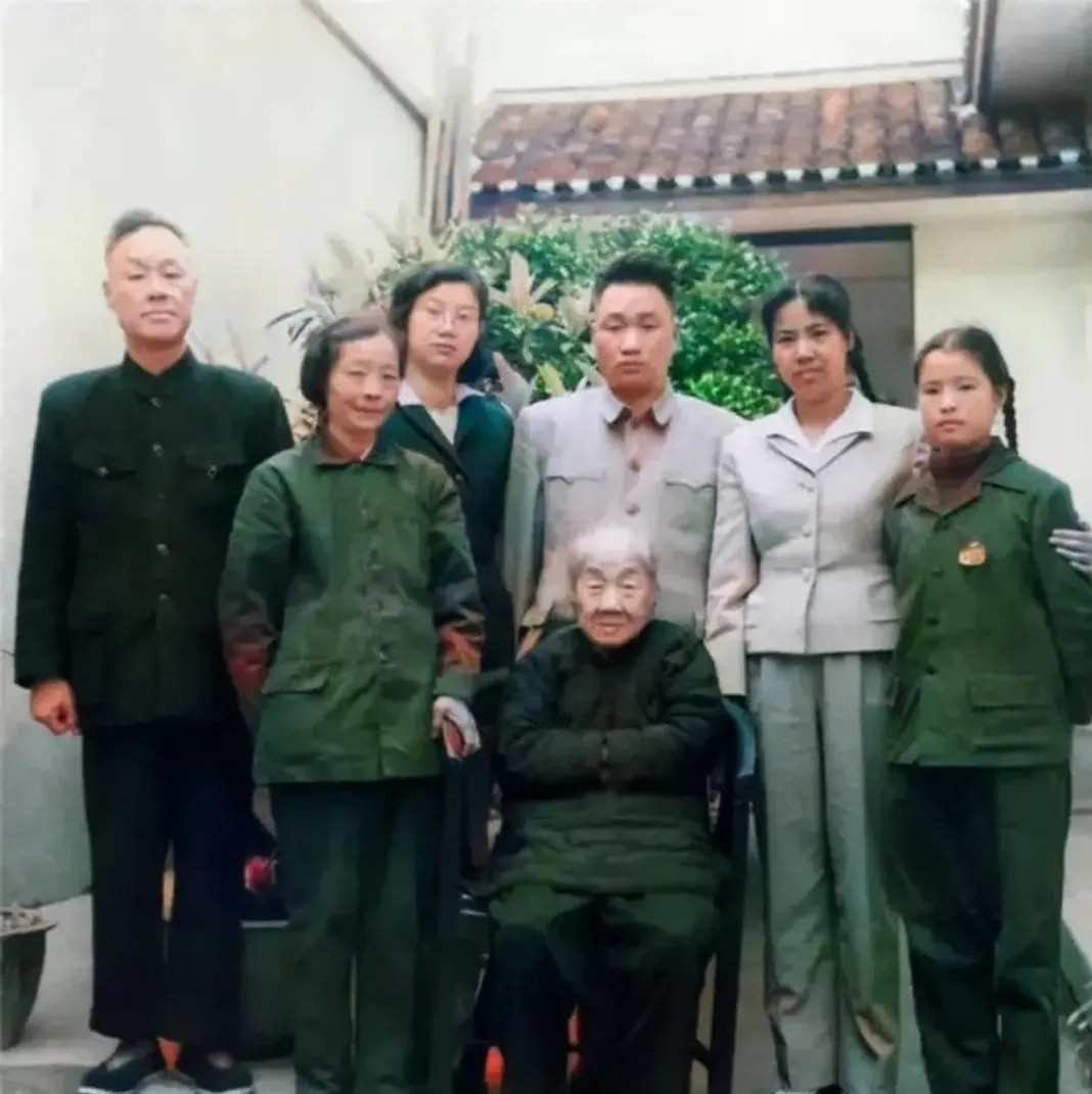 杨开慧烈士的母亲晚年，一张罕见的留影，这张照片拍摄于1961年，地点在湖南长沙板