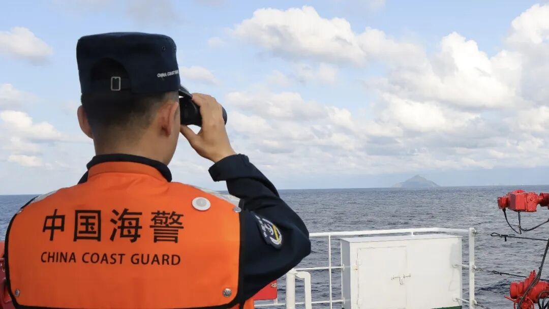 撑腰的来了，谁敢动船。 8月19日，一艘台湾省籍海钓船前往钓鱼岛附近海域作业