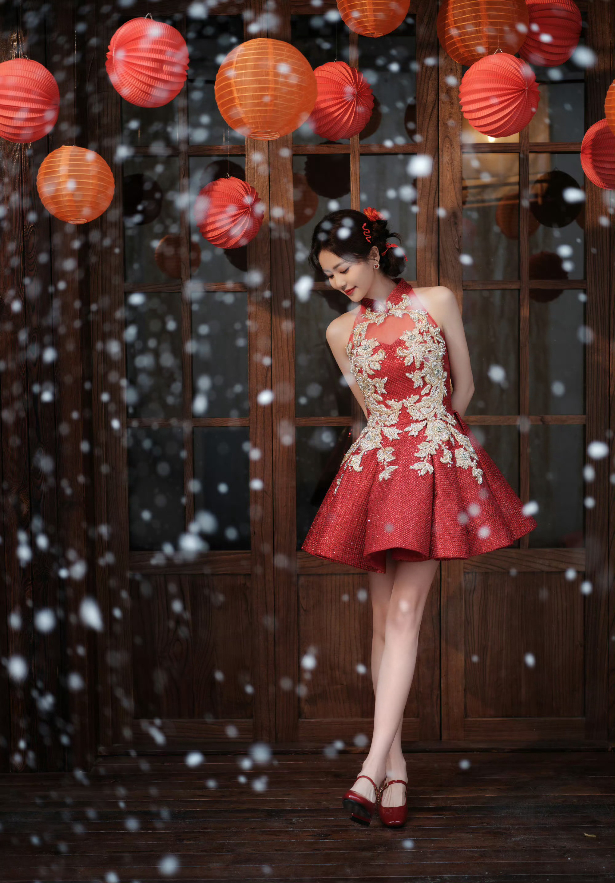 白鹿剪短了头发，白鹿真的好适合红色，短头发也好美！期待跨年舞台！