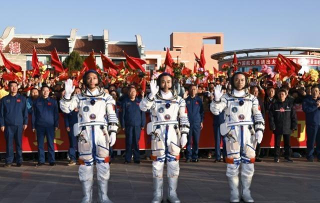 日本，拿了快30个诺奖，登不了月球火星。英法德，加起来300多个诺奖，也登不了火