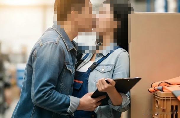 北京，一男子见到女下属长相漂亮，故意喊她去库房整理库存。眼见四下无人，男子趁机亲