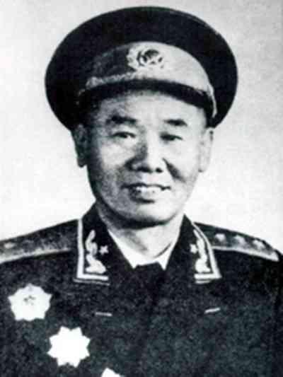 1984年，陈再道正在家中享受宁静时，突然传来敲门声。几名穿着制服的人闯入，说：