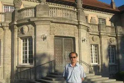 中美“差距”究竟在哪？邱震一阵见血：“中国辛辛苦苦在14亿人中培养人才，美国却在