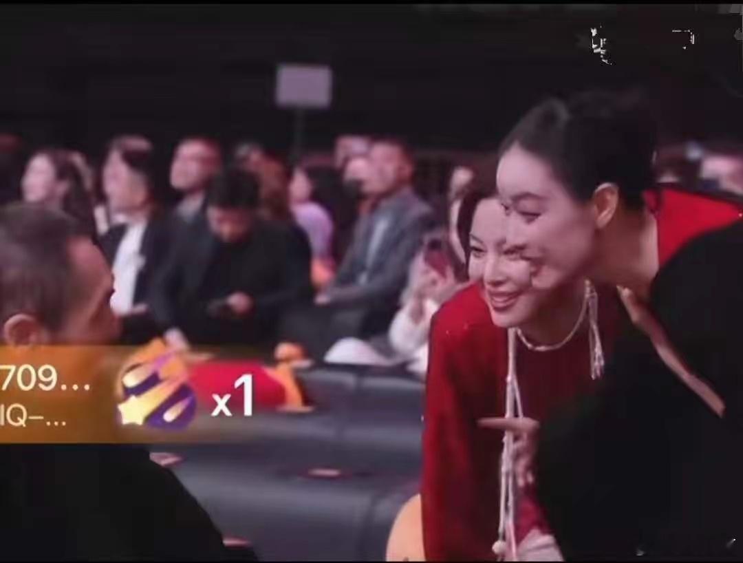 倪妮给张艺谋介绍辛芷蕾在2月5日的微博之夜现场倪妮和辛芷蕾相邻而坐，二人亲昵热聊