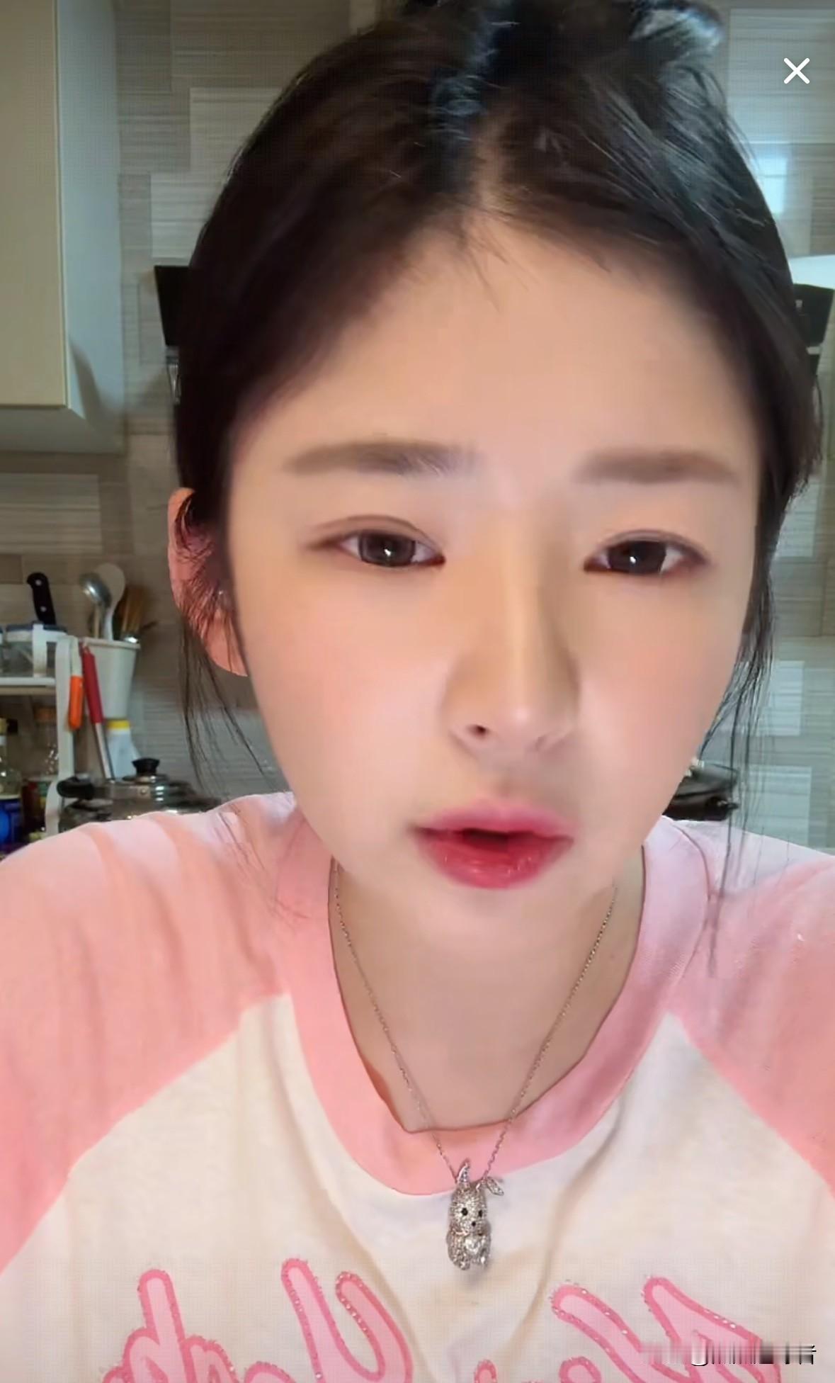 今晚，黄一鸣在直播中，吐槽她妈妈。说昨晚又跟她妈妈大吵大闹，因为给闪闪请保姆的事