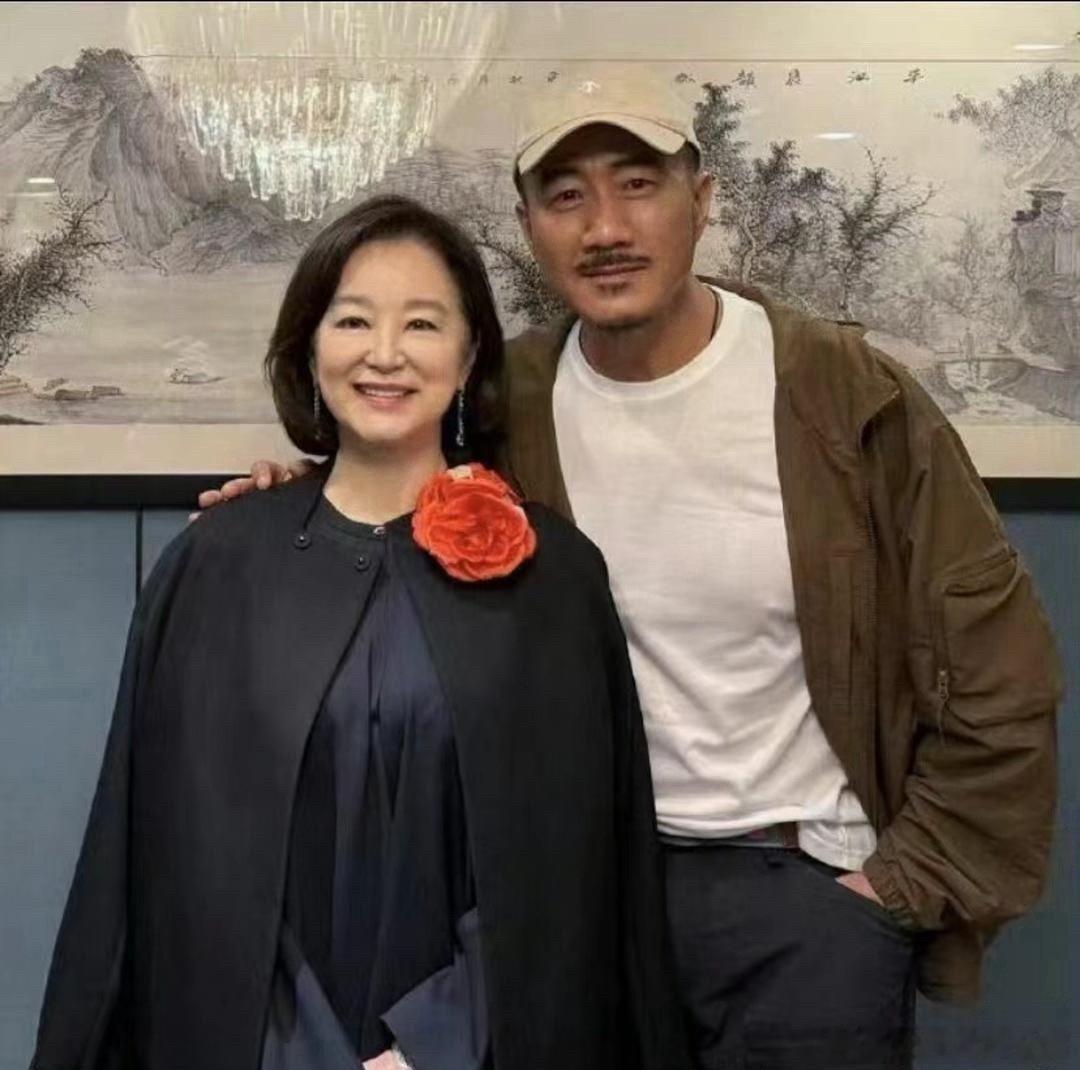 70岁的林青霞和胡军夫妇，岁月从不败美人！气质太绝了！