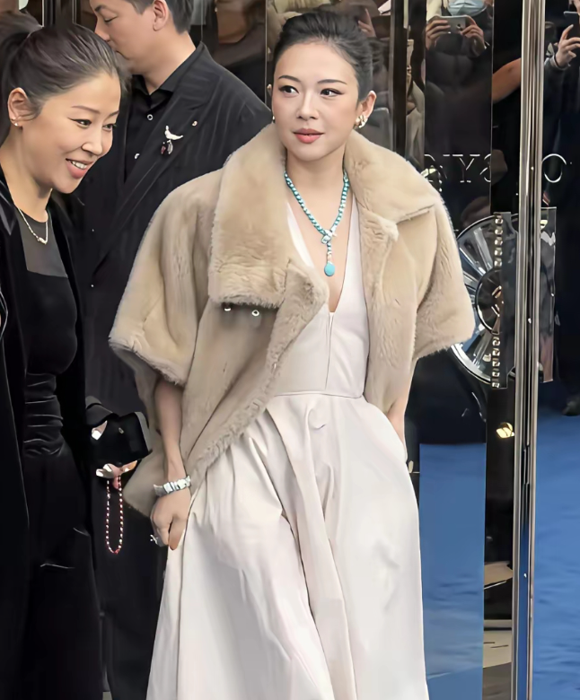 章子怡出席线下活动美的令人陶醉，被网友夸爆了！镜头下的章子怡身穿驼色皮草外套