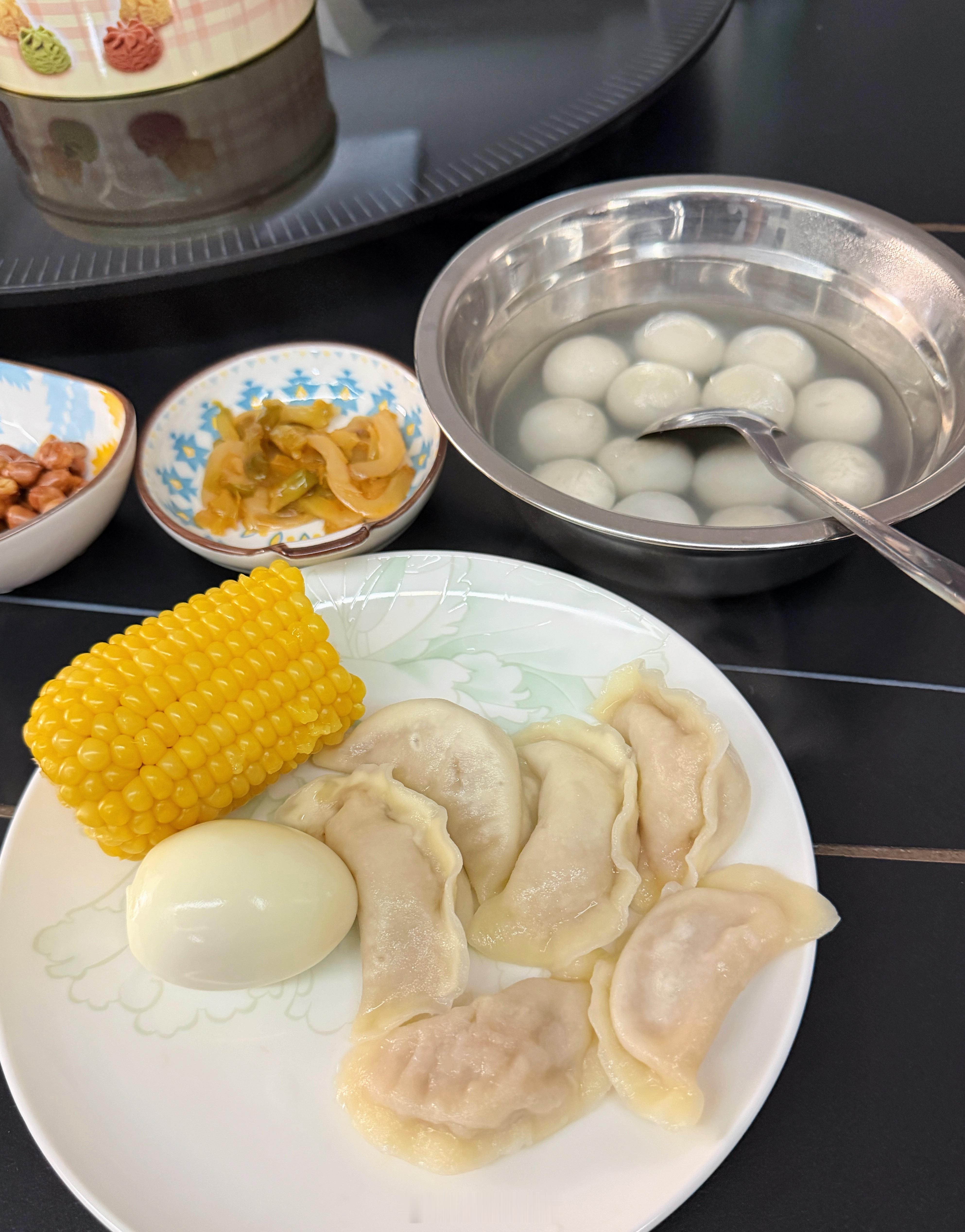 友友们冬至安康因为今天要出差我妈把水饺汤圆通通在早餐里给准备了