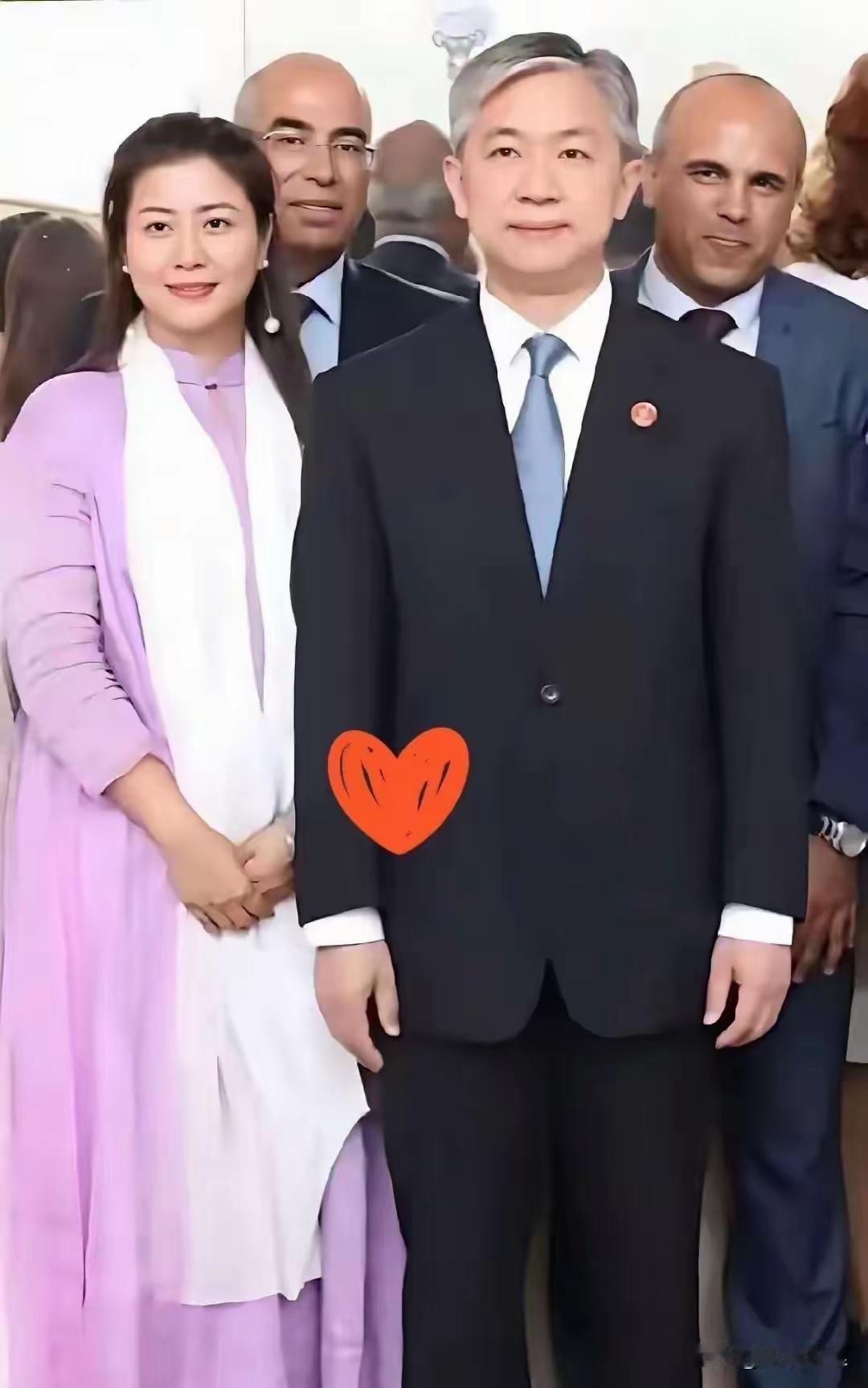 汪文斌大使和夫人同框这气质直接封神！一个温润如玉自带儒雅气场，一个端庄温婉透着从