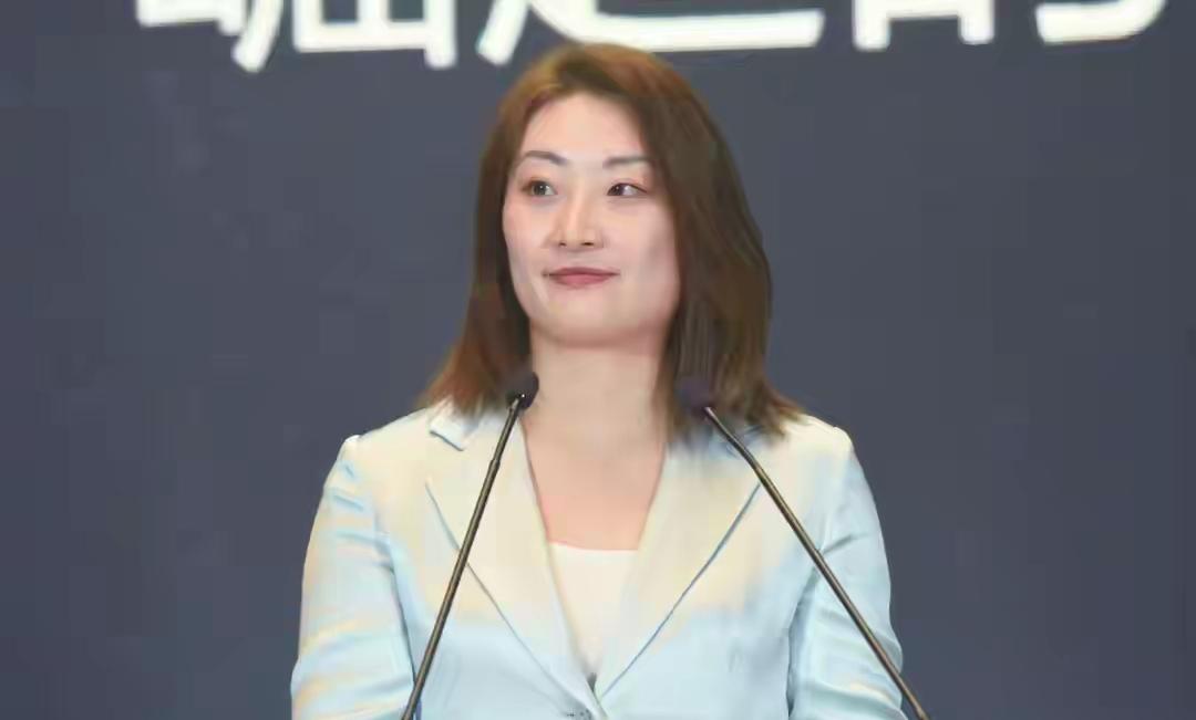 还有人在说宗馥莉是以退为进？不要自欺欺人了，她就是输了。辞去娃哈哈一切职务，这