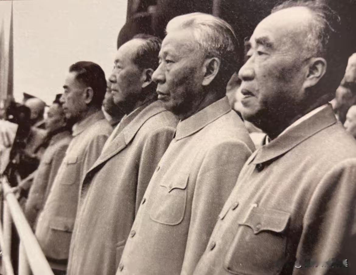 祖国的伟人们即使到了岁数大了依然腰杆笔直。。。