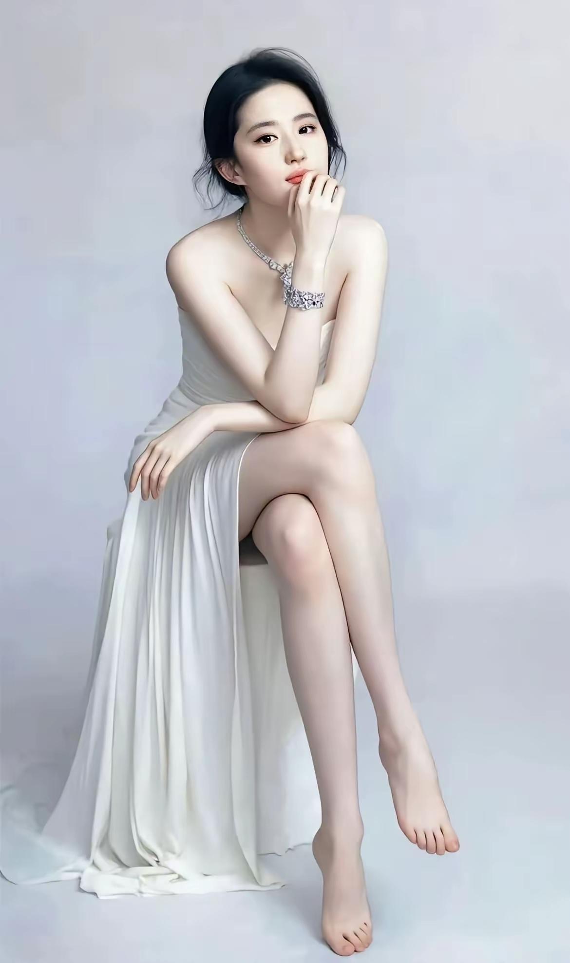 优雅白裙，气质如兰，美得令人窒息。