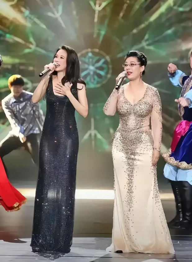 这张照片拍摄于2024年，歌唱家关牧村和英国籍华裔女歌手莫文蔚同台演出时的情景。