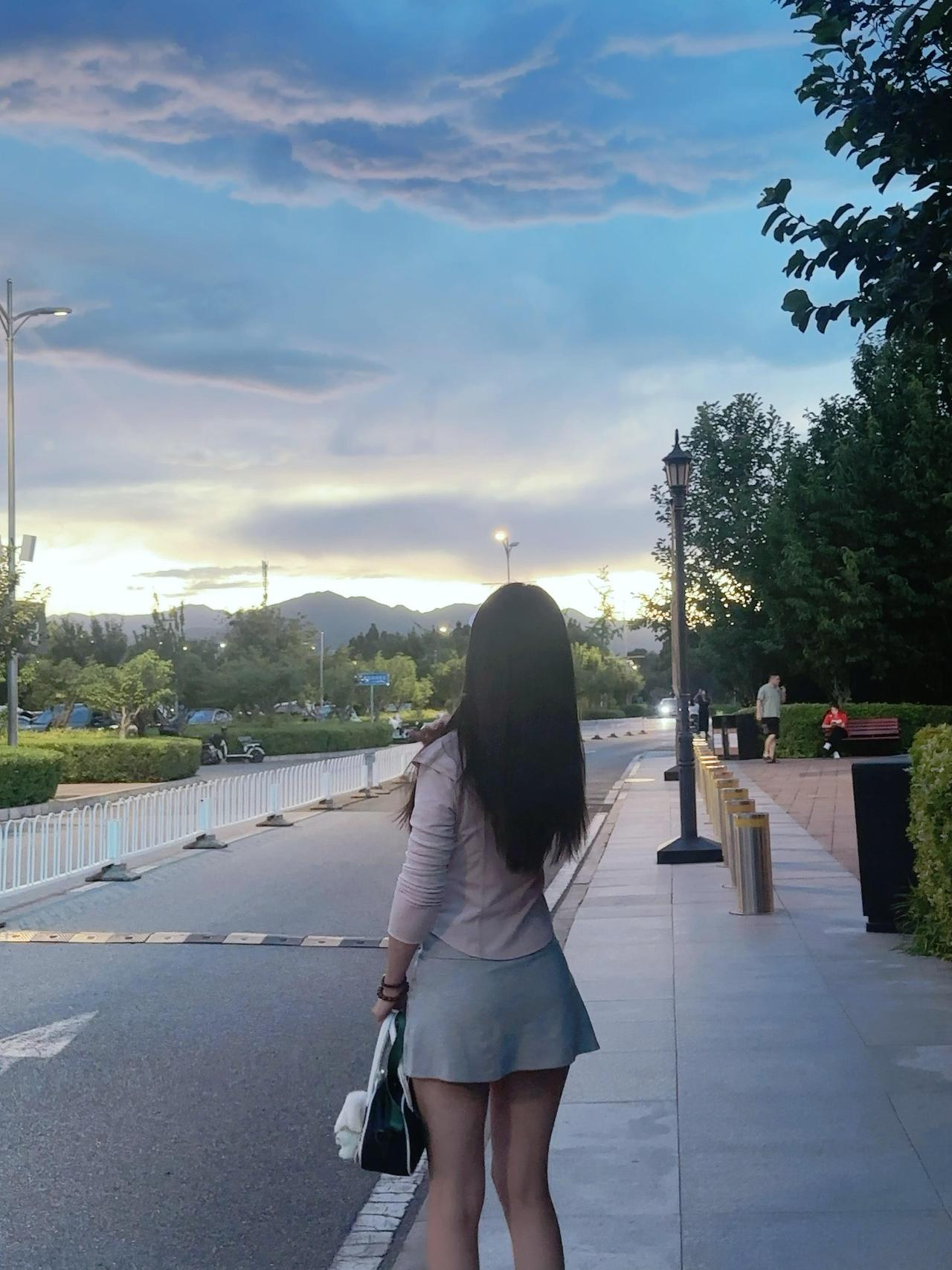 发现了吗？女人不管个子高矮只要是腰细屁股大的穿衣服就是好看。一件普通的