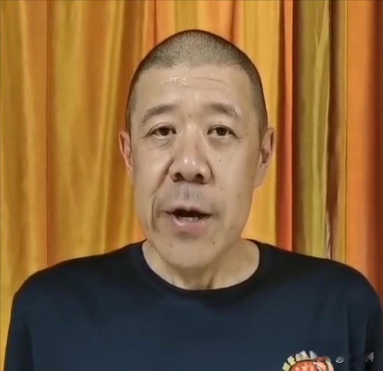 最近刷到秦卫东的近照，差点没认出来。以前他在《林海雪原》里演“许大马棒”，那