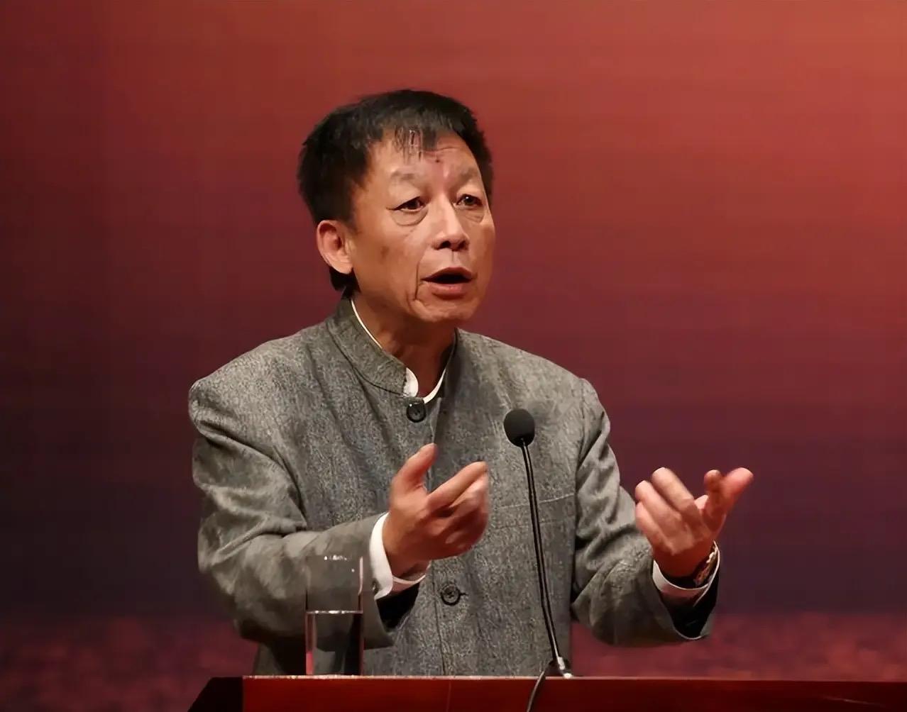 易中天直击人性的一段话：“别把那些大人物想得太美好，他们能混出头，多半都不是善茬