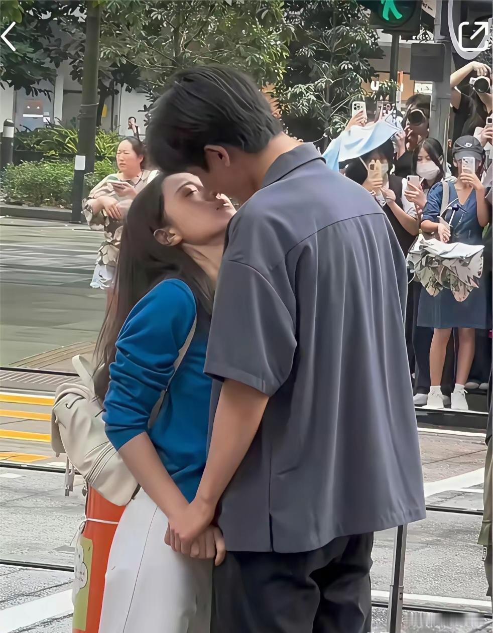 赵今麦站在张凌赫旁边，娇小得像只被保护的小兔子，周围乌泱泱围了一堆观众，镜头怼到