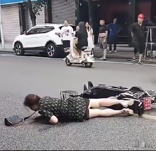 骑电动车摔在地上，为什么没人敢扶？前几天有个大姐骑电动车摔了，腿压在车底下动