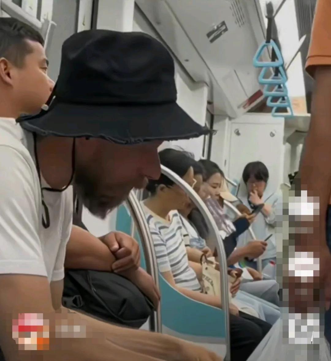 地铁上，外国人不打招呼就偷吃大爷的葡萄，把大爷惊得睁大眼！一个外国男子坐地铁，