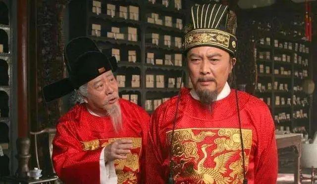 1584年，宰相张居正死后，他家24人饿死府中，之后尸体，被饿红了眼的家犬吞噬而