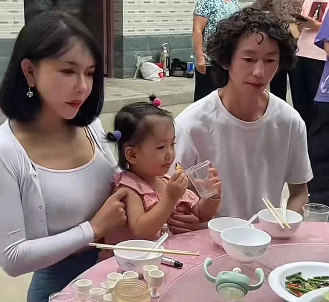 庞麦郎官宣成为龚玥菲女儿干！老家办酒席庆祝，给乡亲们发红包怎么感觉是生存不易