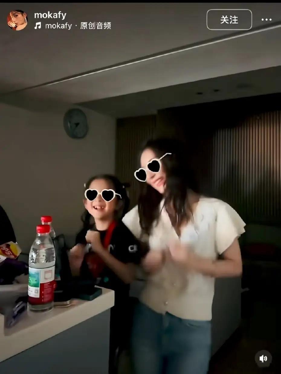 方媛晒和女儿跳舞，气氛好欢乐！这是在郭富城杭州演唱会包厢，方媛带着两个女儿，还有