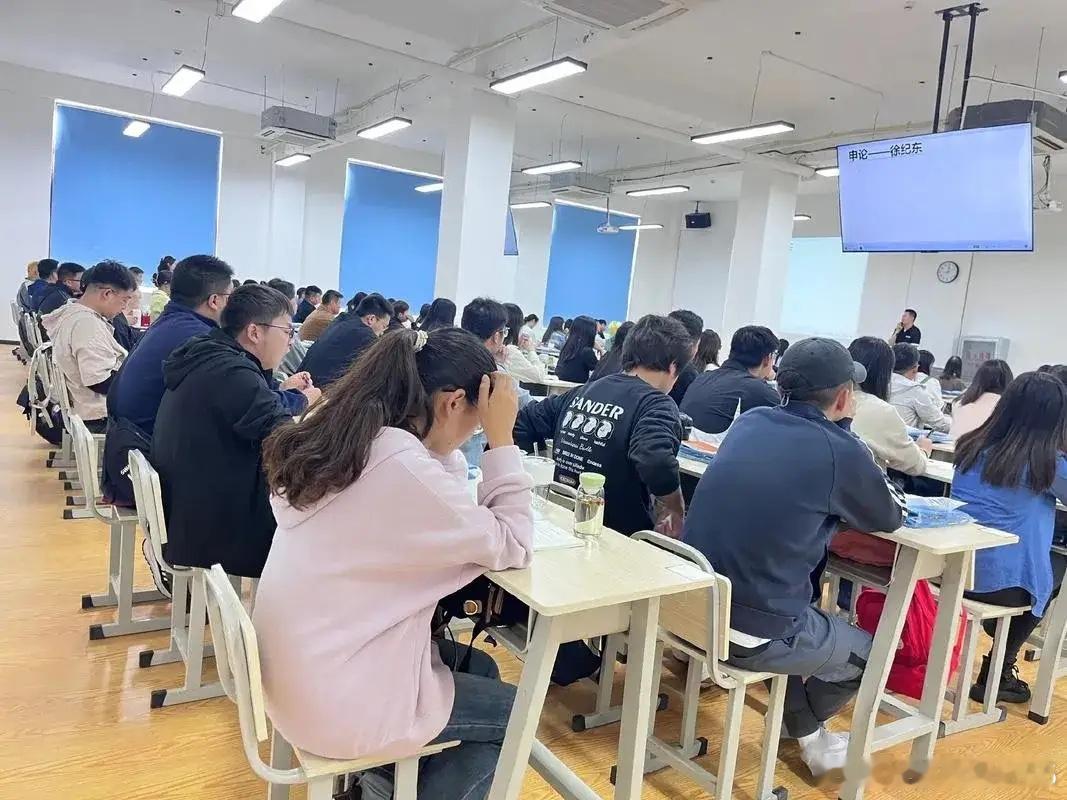 国考培训班，两年花了6万多2026国考马上要开始了，朋友家姑娘又在紧张备考。姑娘