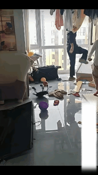 两个不能控制情绪的人，千万别离。唉！这种人说你什么好呢，应该和尚命，不要娶妻生子