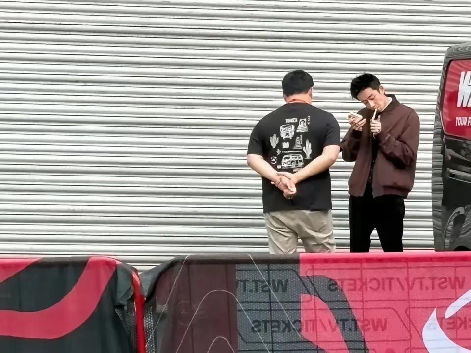 22岁吴宜泽在克鲁斯堡剧院后台门外抽烟的画面被曝，引发关注和热议！必须承认，