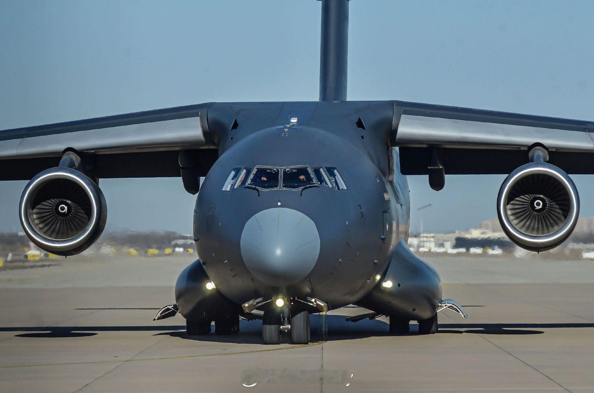 Y-20B落地天津滨海国际机场190视角